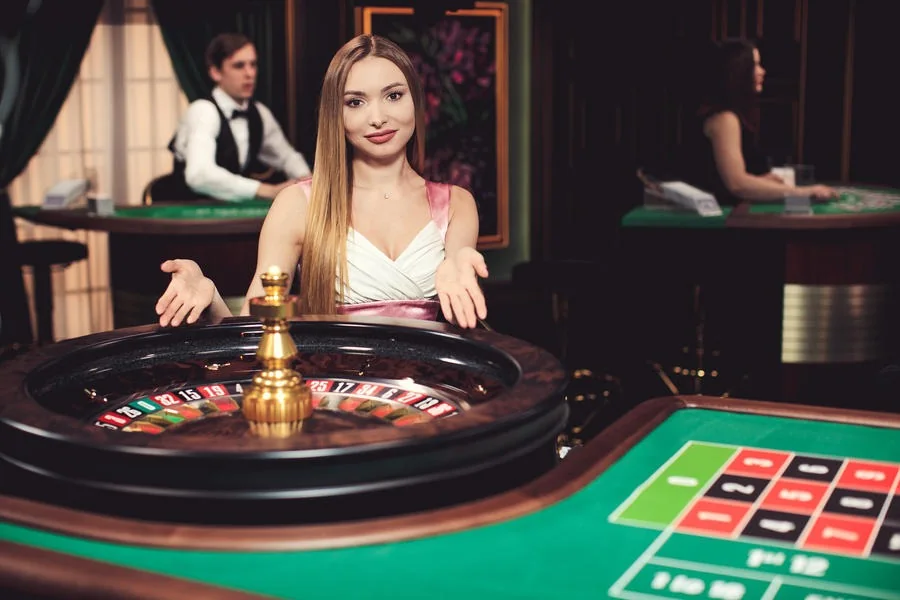 Tampilan meja baccarat live dengan dealer